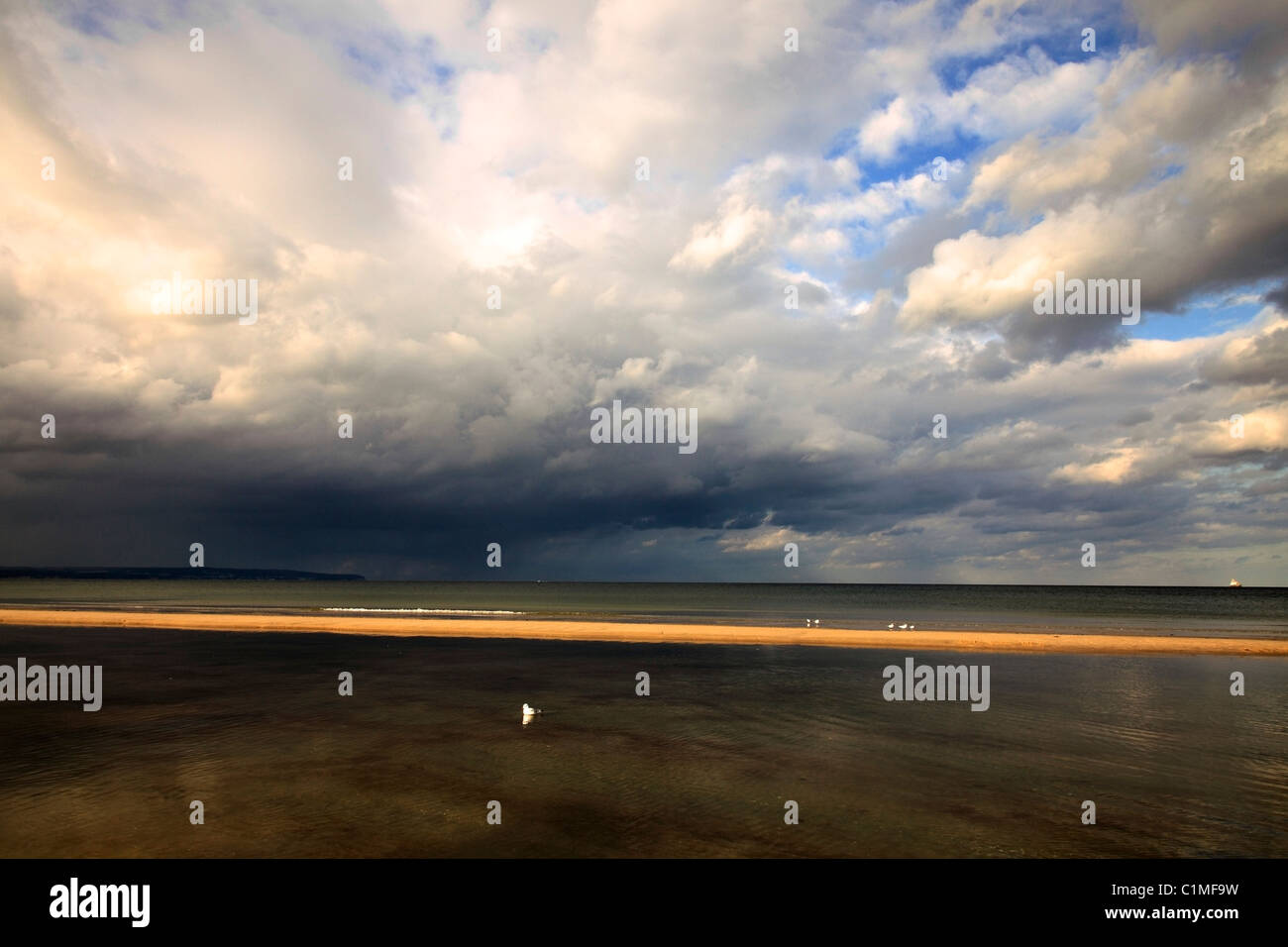 Ciel dramatique sur la mer Baltique - vu de la plage de Binz sur l'île allemande de Rügen Banque D'Images