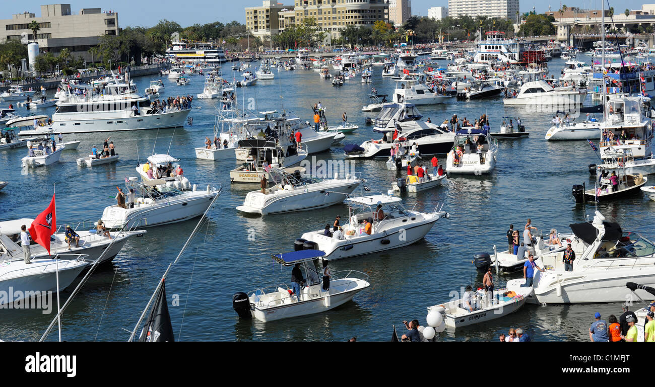 Foule avec des bateaux au centre-ville de Tampa Festival Pirate Gasparilla Banque D'Images