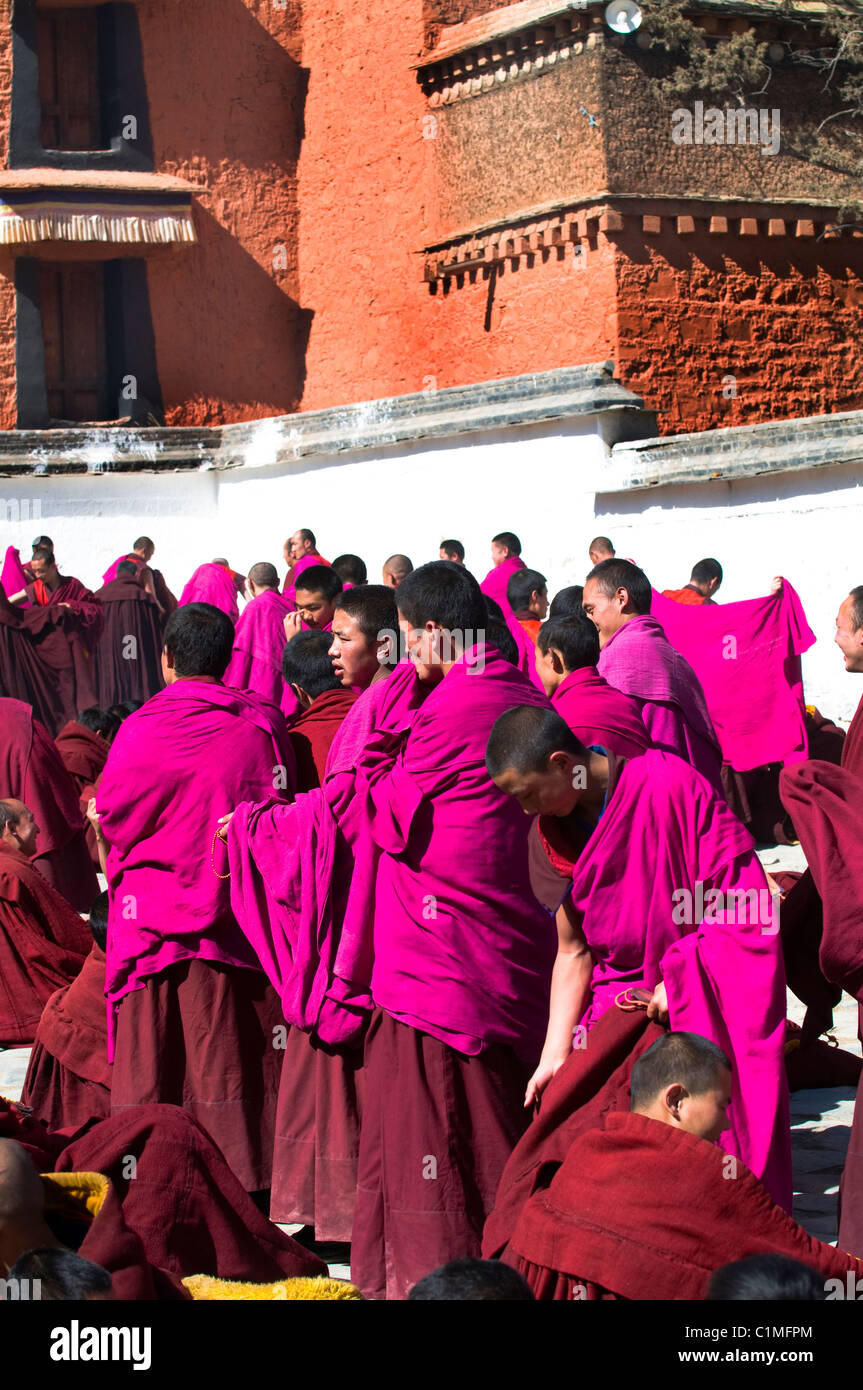 Chapeaux jaunes ( ) Gelugpa moines tibétains au cours d'une cérémonie à Labrang monastère dans l'est du Tibet. ( Province de Gansu ) Banque D'Images