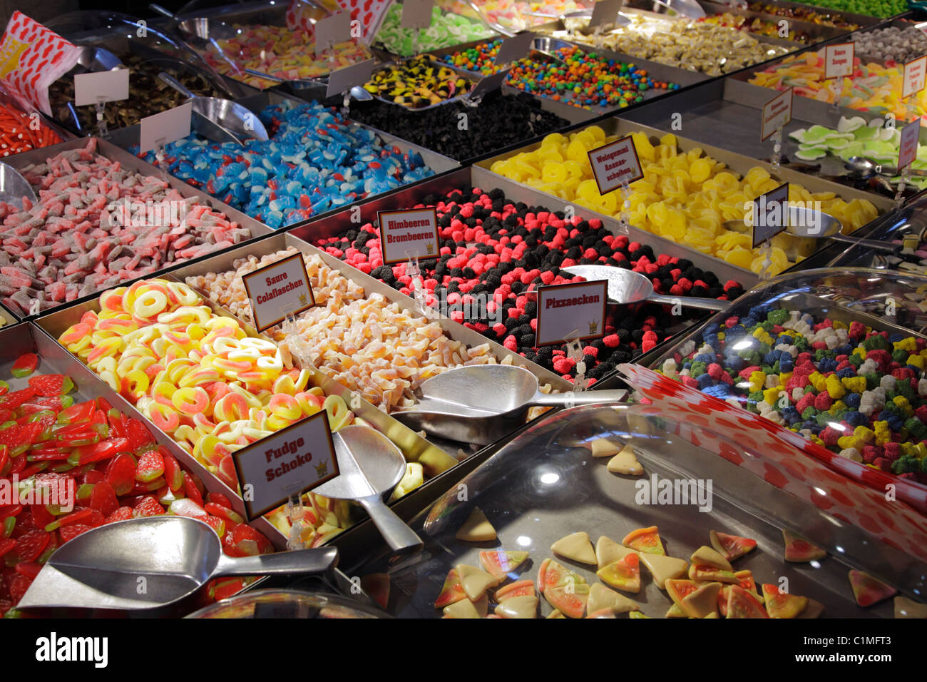 Choisir et mélanger jelly sweets at market Banque D'Images