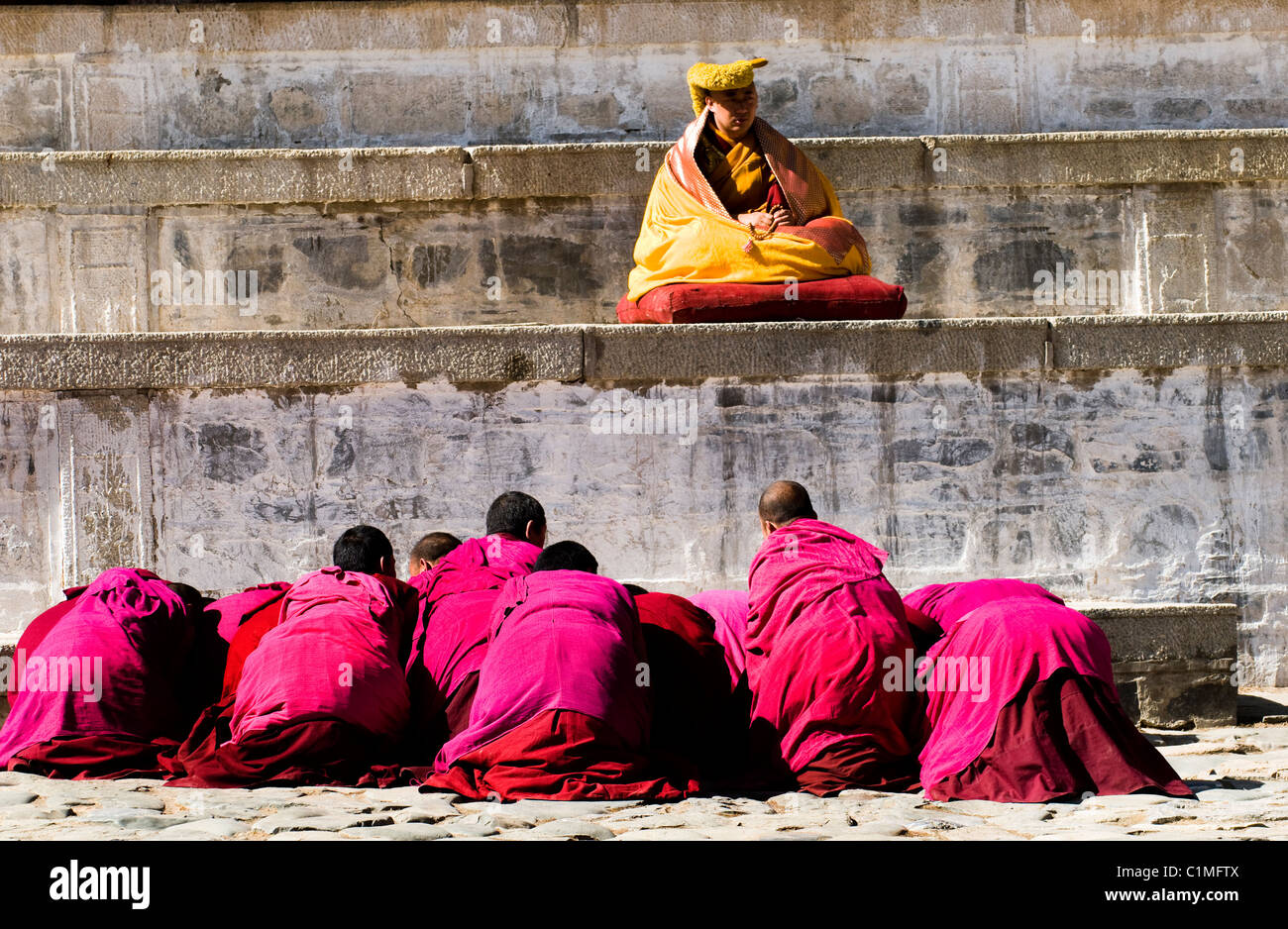 Chapeaux jaunes ( ) Gelugpa moines tibétains au cours d'une cérémonie à Labrang monastère dans l'est du Tibet. ( Province de Gansu ) Banque D'Images