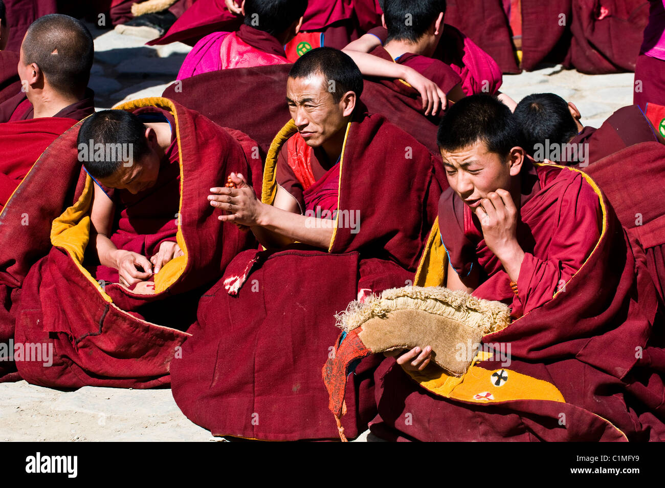 Chapeaux jaunes ( ) Gelugpa moines tibétains au cours d'une cérémonie à Labrang monastère dans l'est du Tibet. ( Province de Gansu ) Banque D'Images