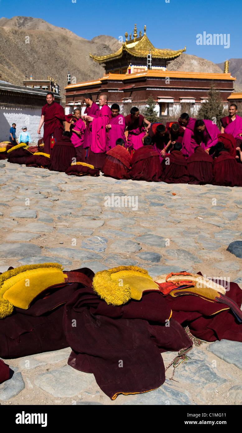 Chapeaux jaunes ( ) Gelugpa moines tibétains au cours d'une cérémonie à Labrang monastère dans l'est du Tibet. ( Province de Gansu ) Banque D'Images