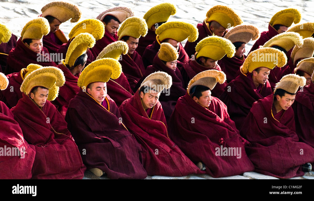 Chapeaux jaunes ( ) Gelugpa moines tibétains au cours d'une cérémonie à Labrang monastère dans l'est du Tibet. ( Province de Gansu ) Banque D'Images