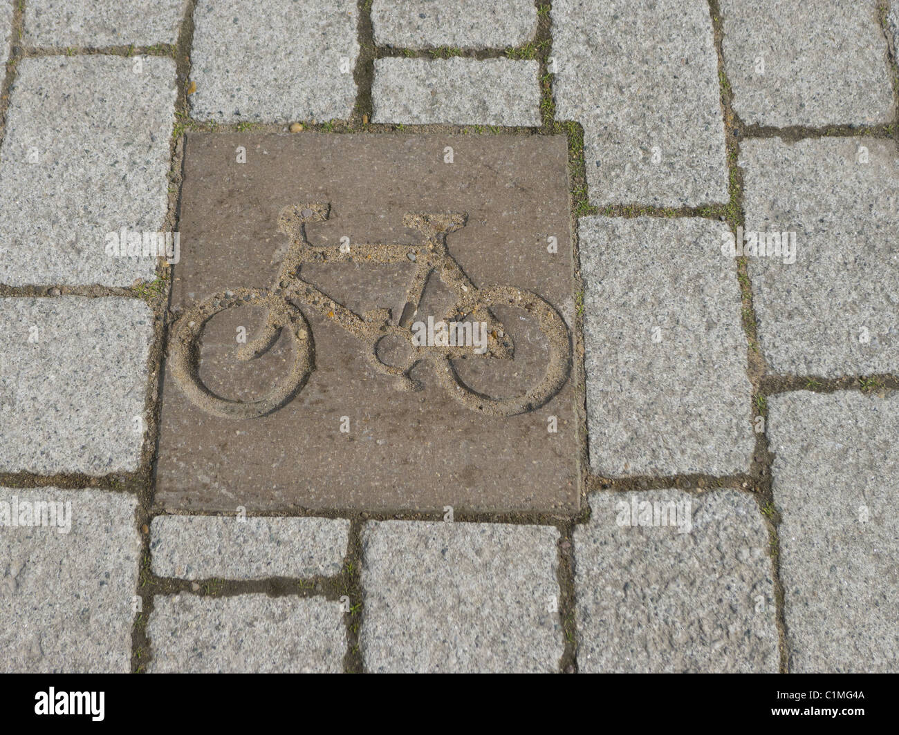 Itinéraire cycliste le jeu de symboles au sol à Bristol, Royaume Uni Banque D'Images