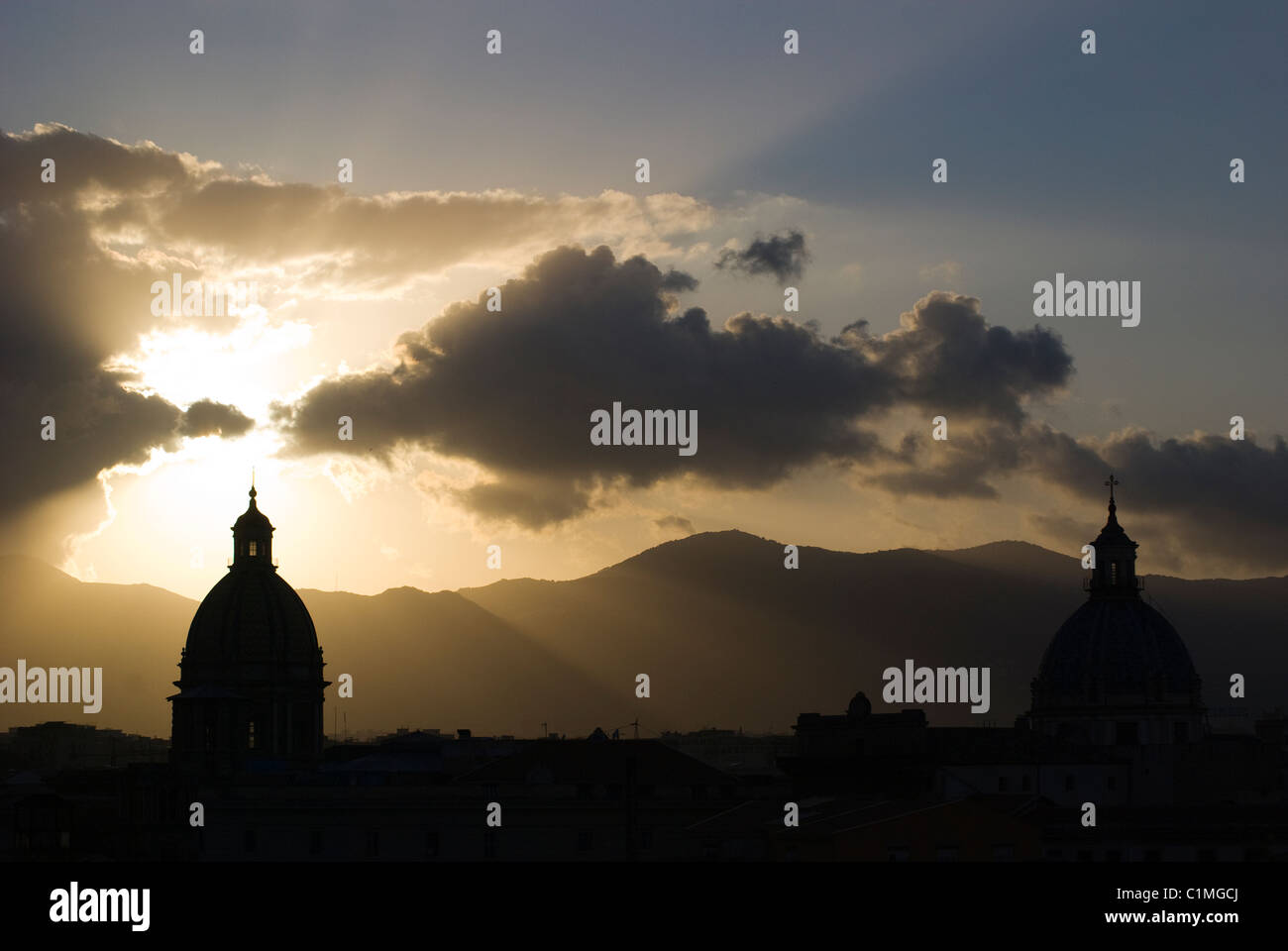 Magnifique coucher de soleil derrière à Palerme Sicile basilique Banque D'Images