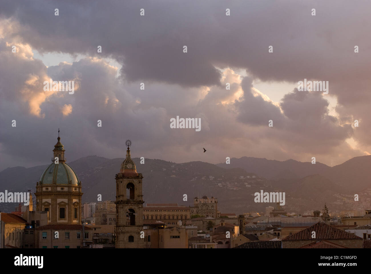 Magnifique coucher de soleil derrière à Palerme Sicile basilique Banque D'Images