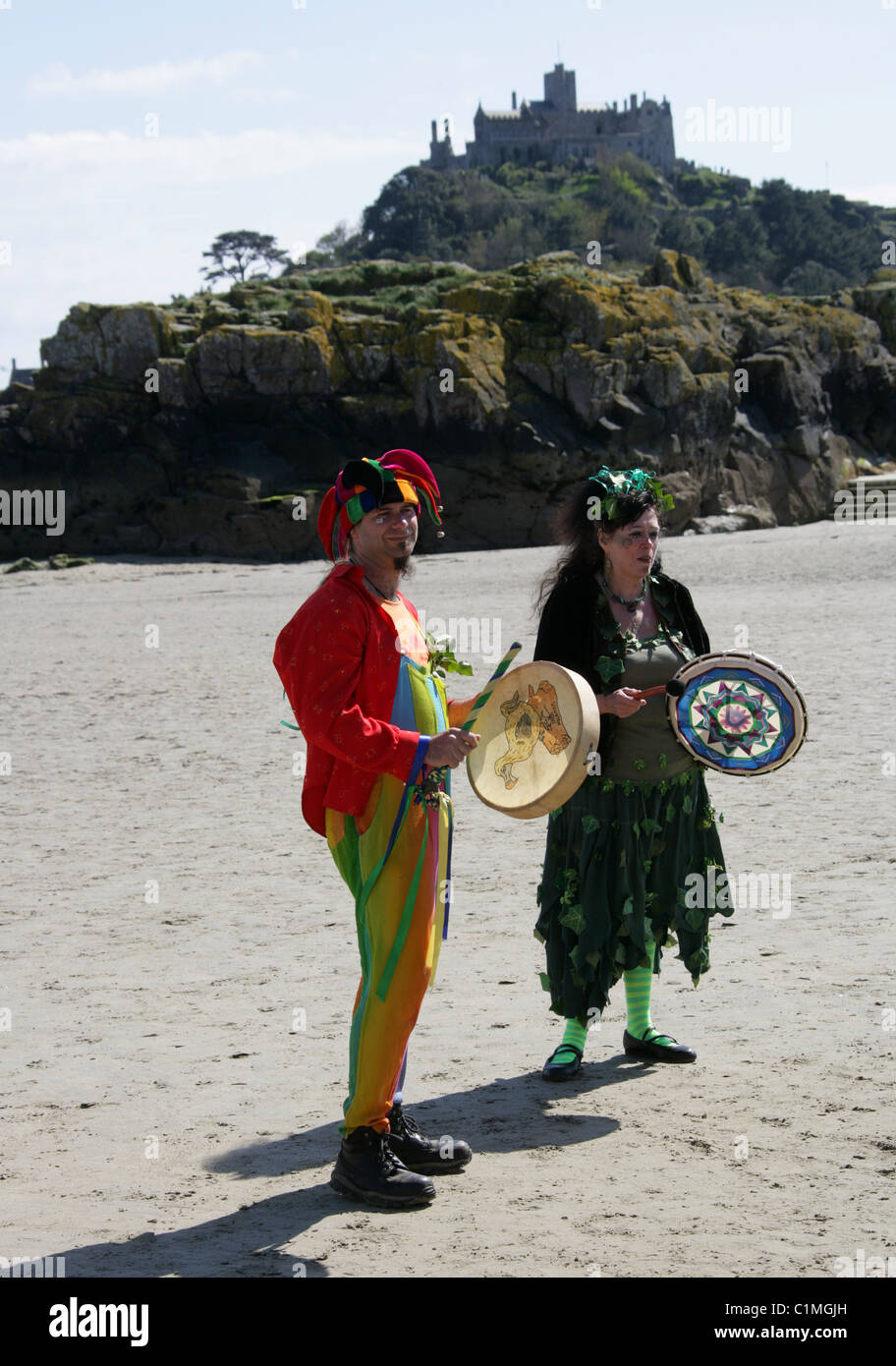 Danser autour du mât. L'Antiquité païenne d'une célébration de la fertilité étant effectuée sur la plage en face de St Michael's Mount. Banque D'Images