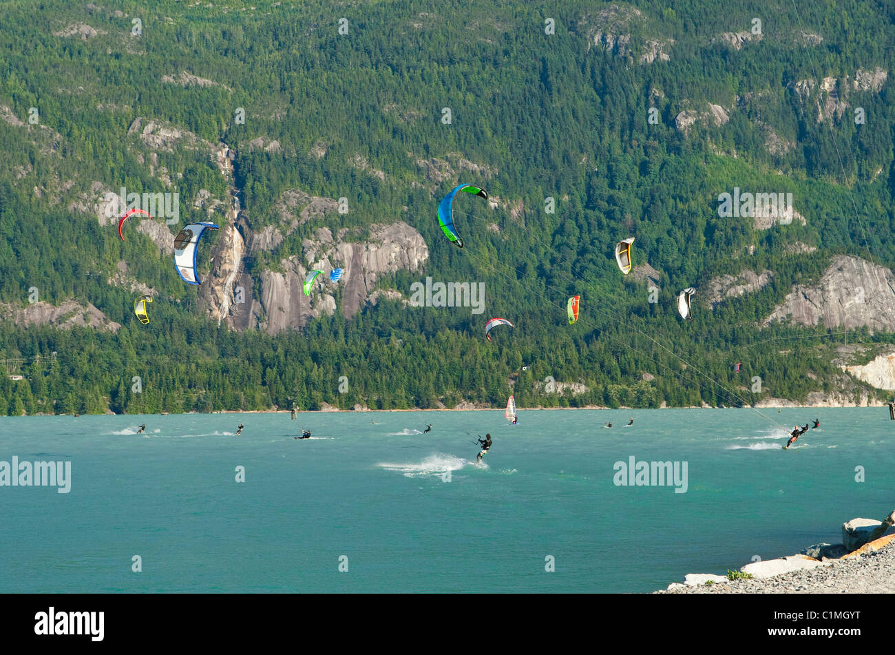 Kiteboard colorés décorent les voiles ciel sur une belle journée d'été. Banque D'Images