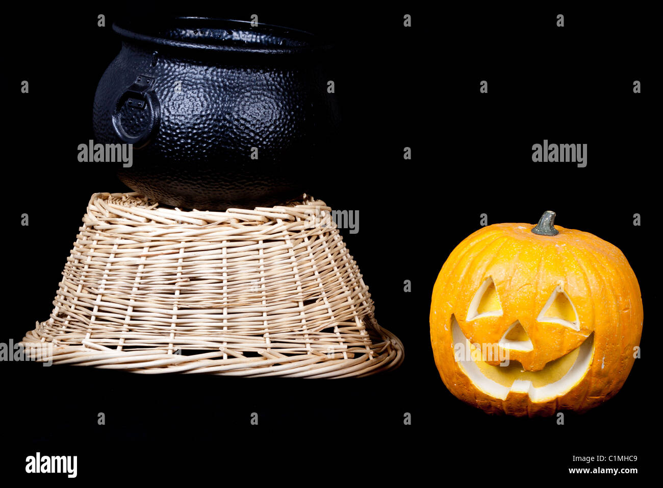 Le temps d'Halloween avec un panier, la citrouille et chaudron. Banque D'Images