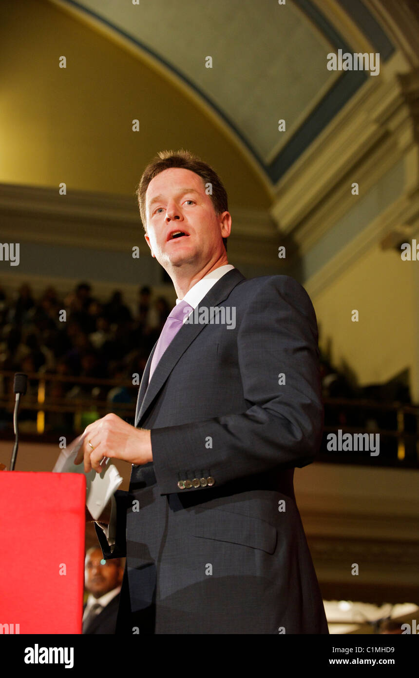 Le chef du Parti libéral démocrate britannique, Nick Clegg donner un discours à l'Assemblée générale des citoyens UK, London England Banque D'Images