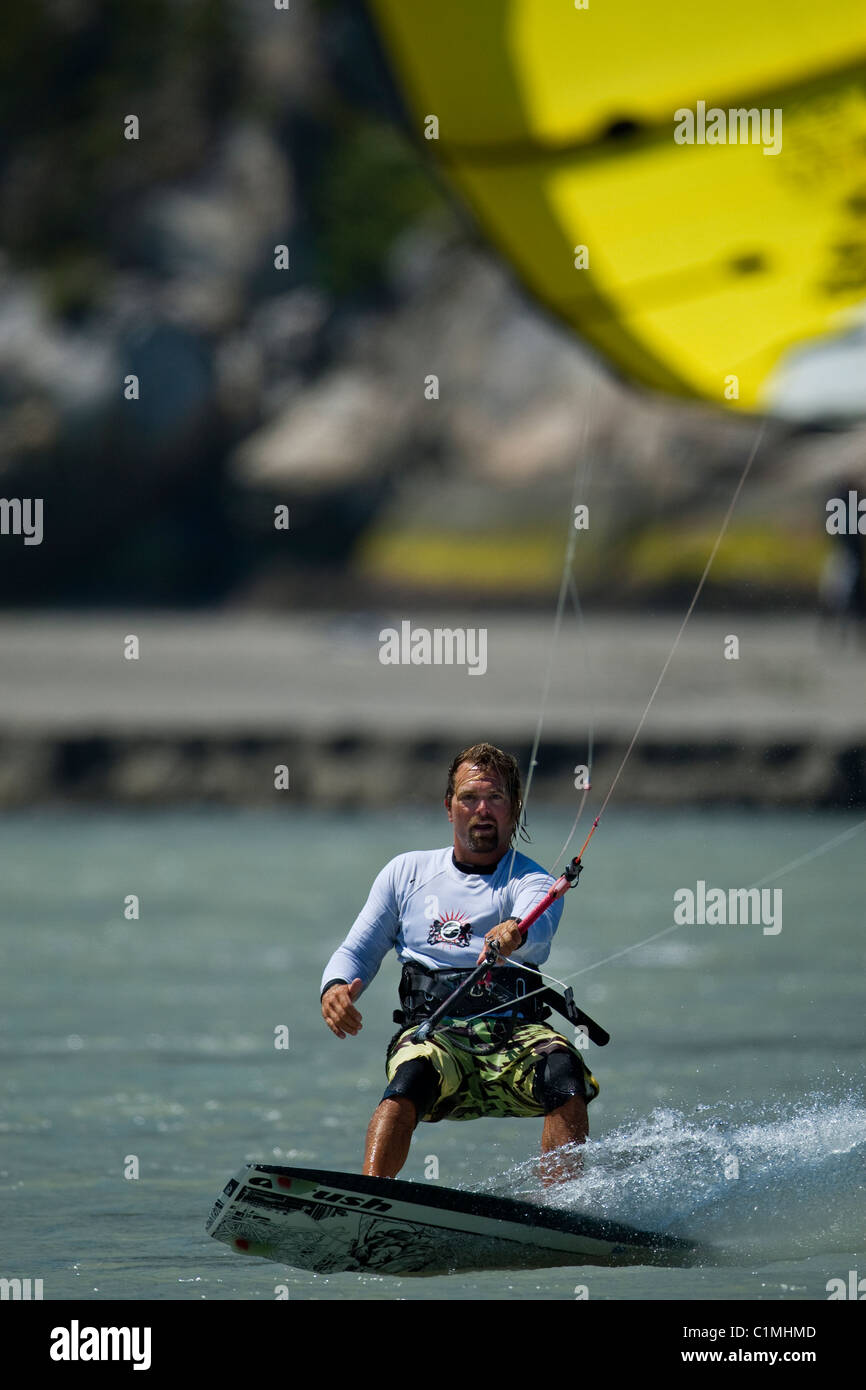 Un kiteboarder attrape le vent à 'la flèche' à Squamish, BC Banque D'Images