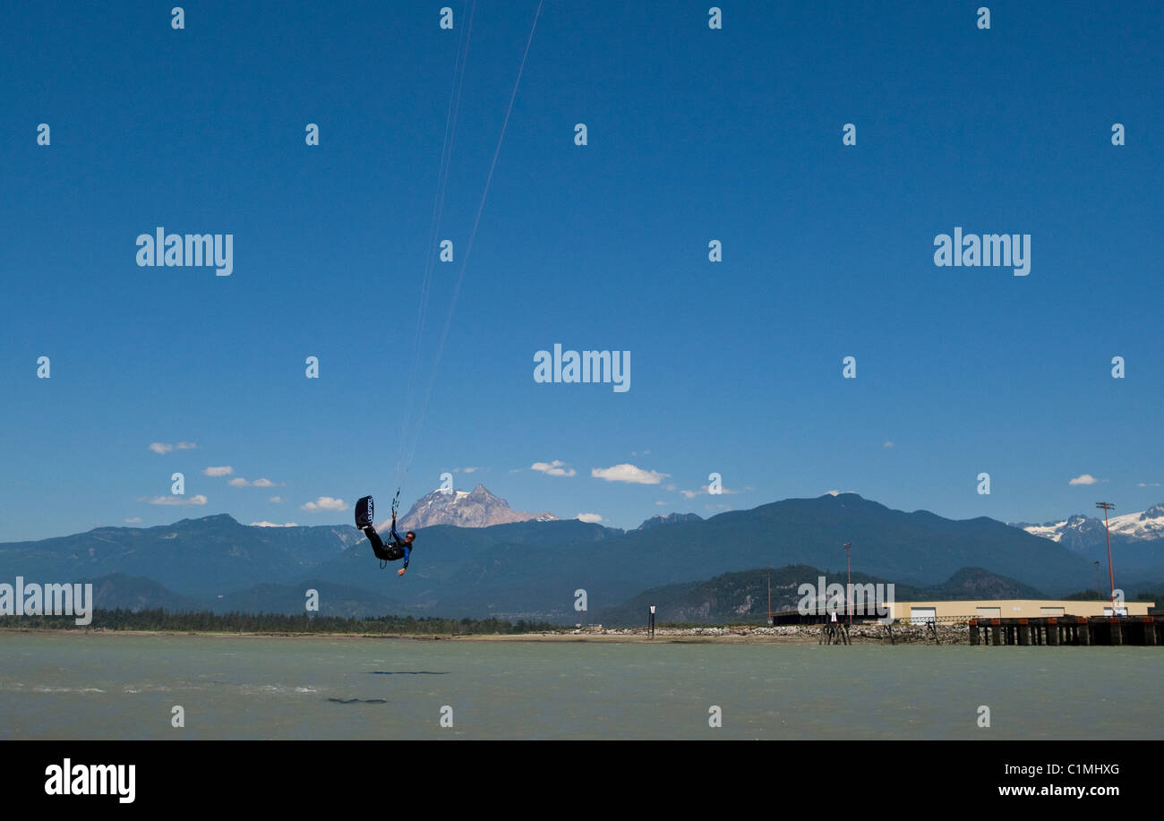 Un kiteboarder est airborne à 'La Flèche', Squamish, BC, Canada. Banque D'Images