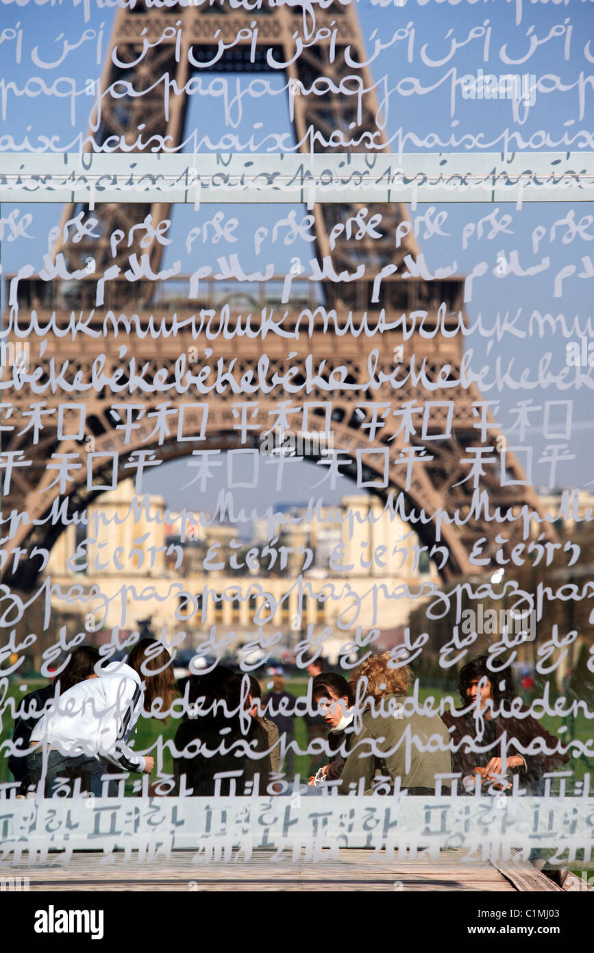 France, Paris, le mur de la paix par Jean Michel Wilmotte et Clara Halter et la Tour Eiffel, dans le Champs de Mars Banque D'Images