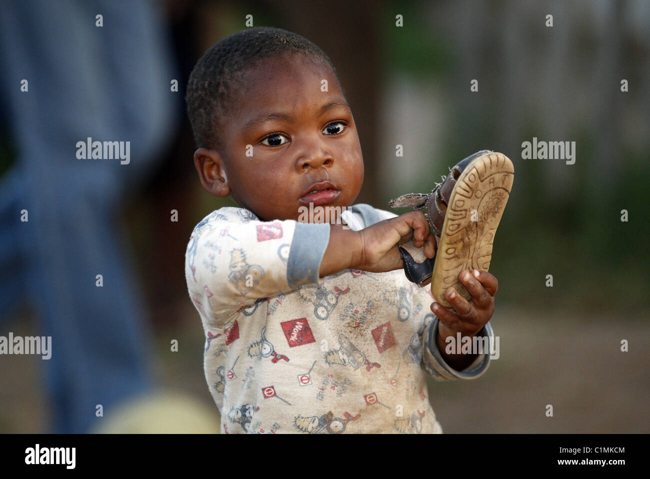 Enfant Africain AVEC L'AFRIQUE DU SUD, CANTON DE KWANOKUTHULA SANDALES 05 Juillet 2011 Banque D'Images