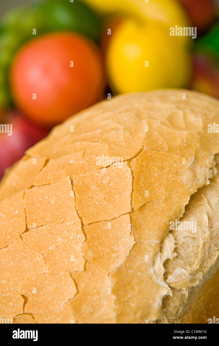 Un pain frais cuit de pain français maison organique, pris dans une machine à pain Banque D'Images