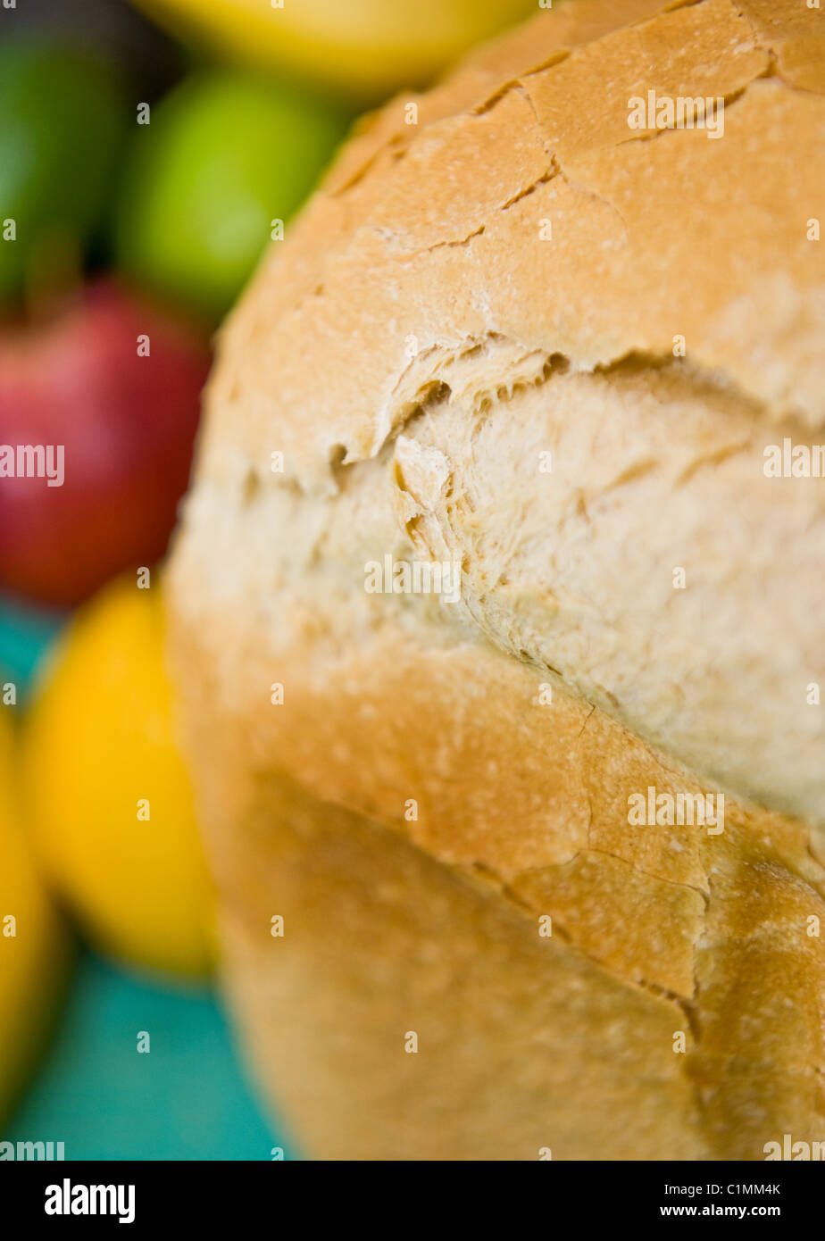 Un pain frais cuit de pain français maison organique, pris dans une machine à pain Banque D'Images