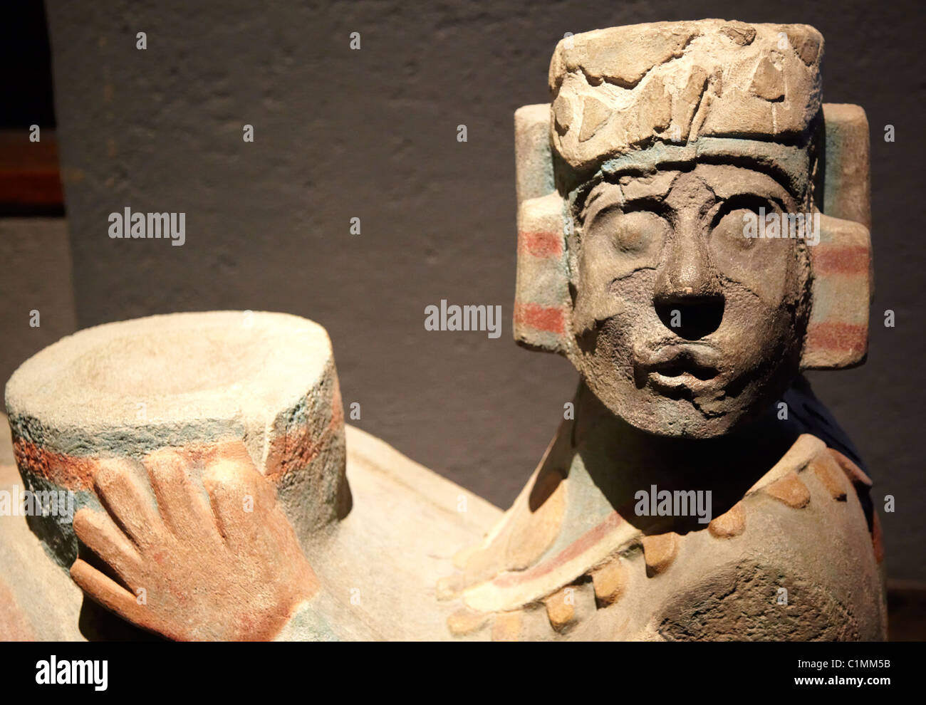 Chac-Mool polychrome figure au Musée du Templo Mayor Banque D'Images