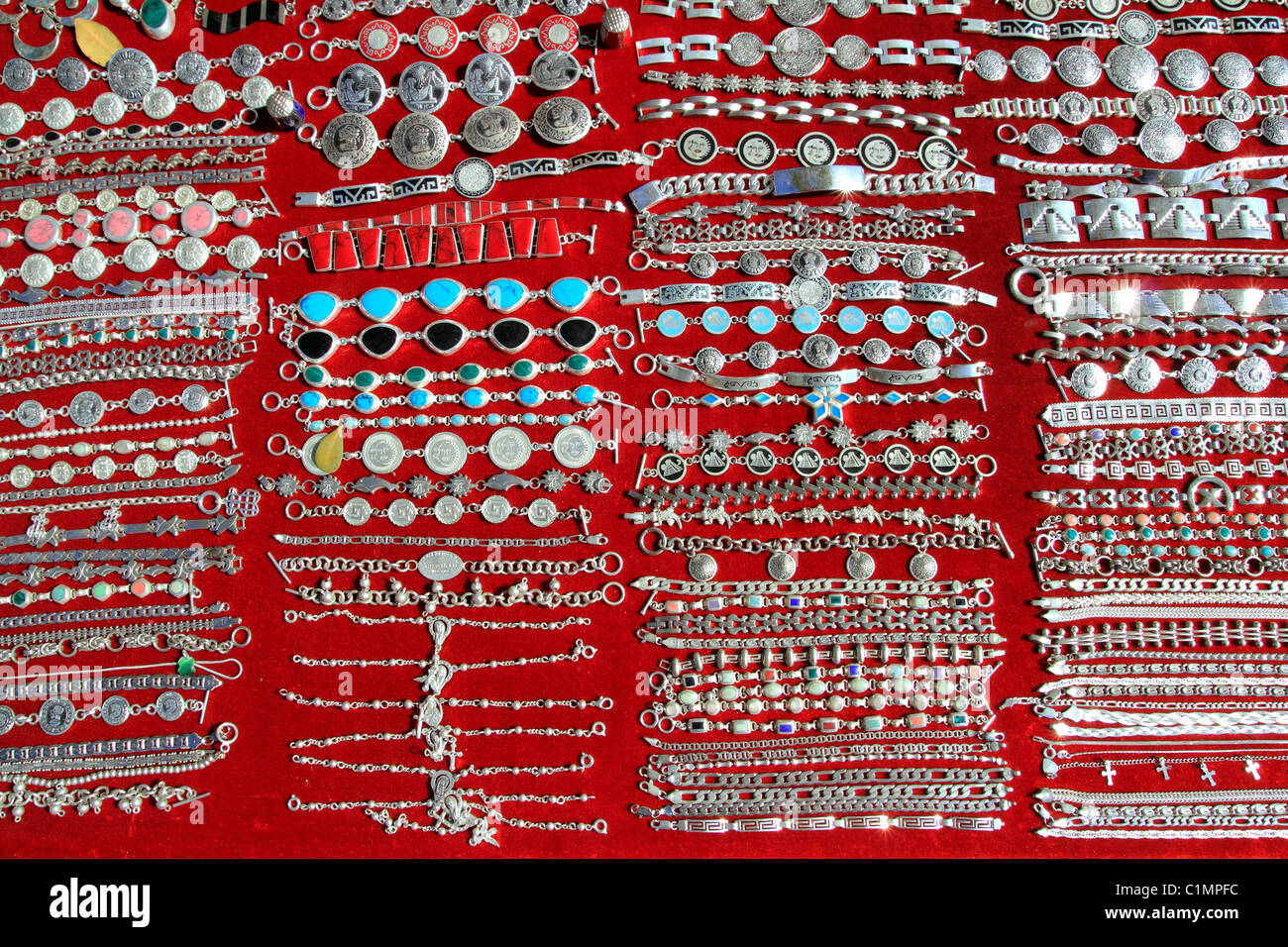 Bijoux en argent du Mexique lignes sur fond rouge Mexique handcrafts Photo  Stock - Alamy