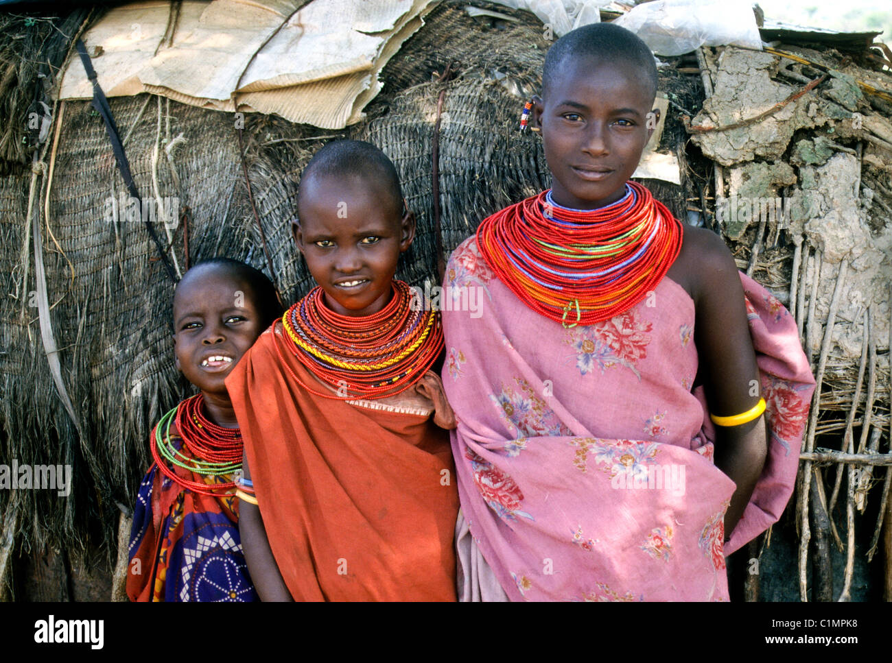 Enfants Samburu (filles) dans le village, au Kenya Banque D'Images