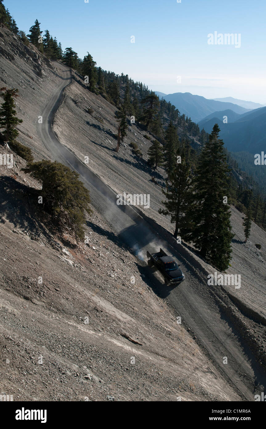 Chariot sur chemin de terre, le Mont San Antonio, (Mt. Baldy), montagnes San Gabriel, comté de Los Angeles, Californie, USA S. Banque D'Images
