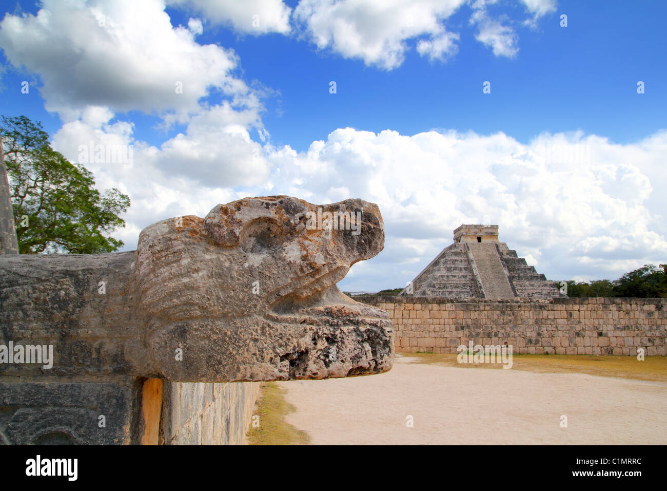 Chichen Itza et Jaguar temple maya Kukulkan pyramid Mexique Yucatan Banque D'Images