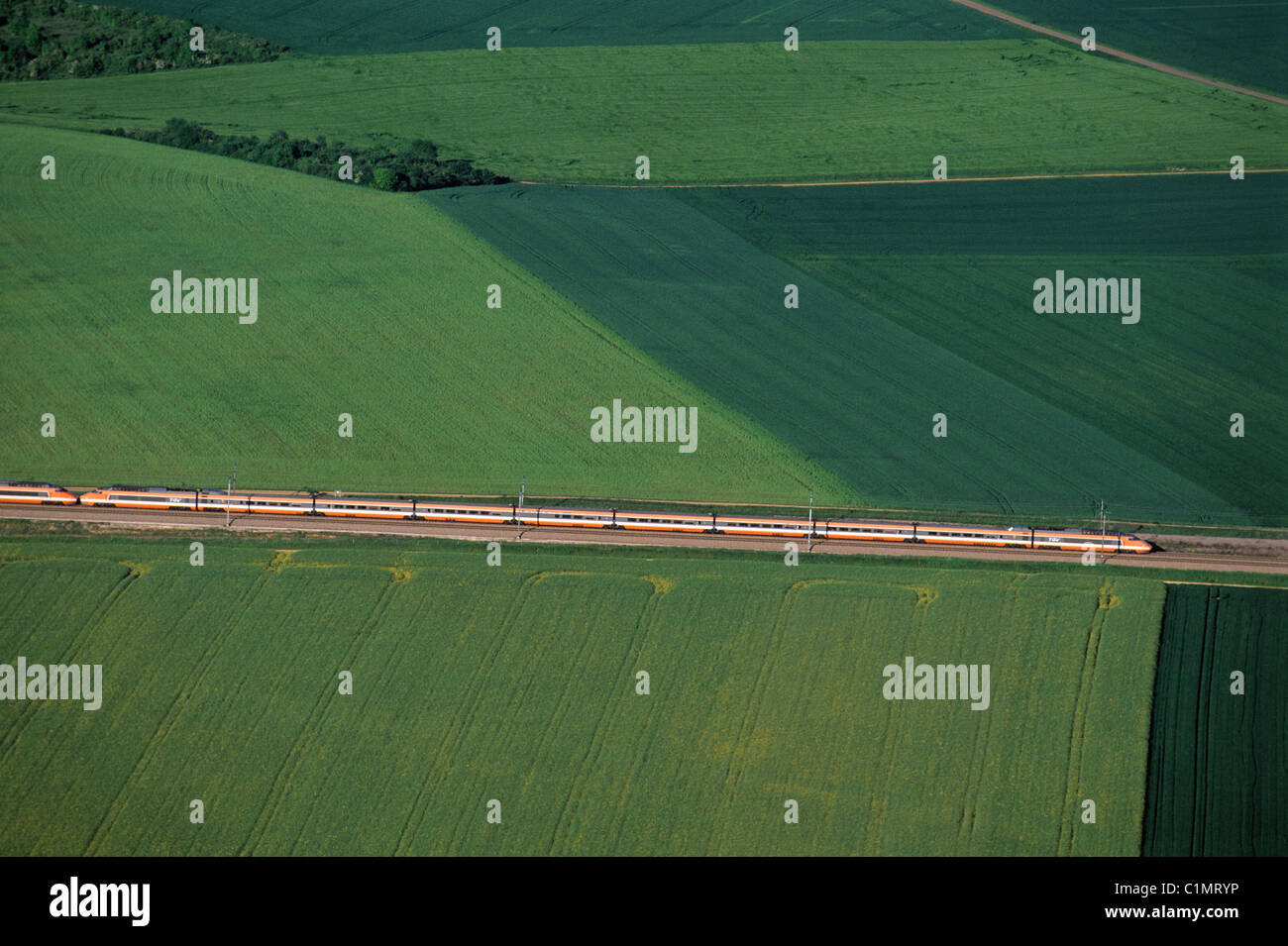 La France, l'Yonne, la ligne du TGV, train à grande vitesse (vue aérienne) Banque D'Images