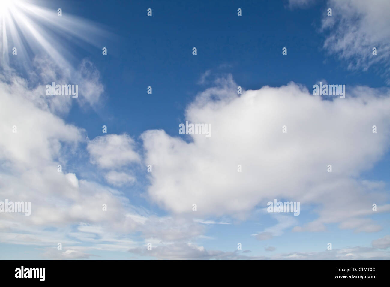 Beau ciel bleu et nuages blancs Banque D'Images