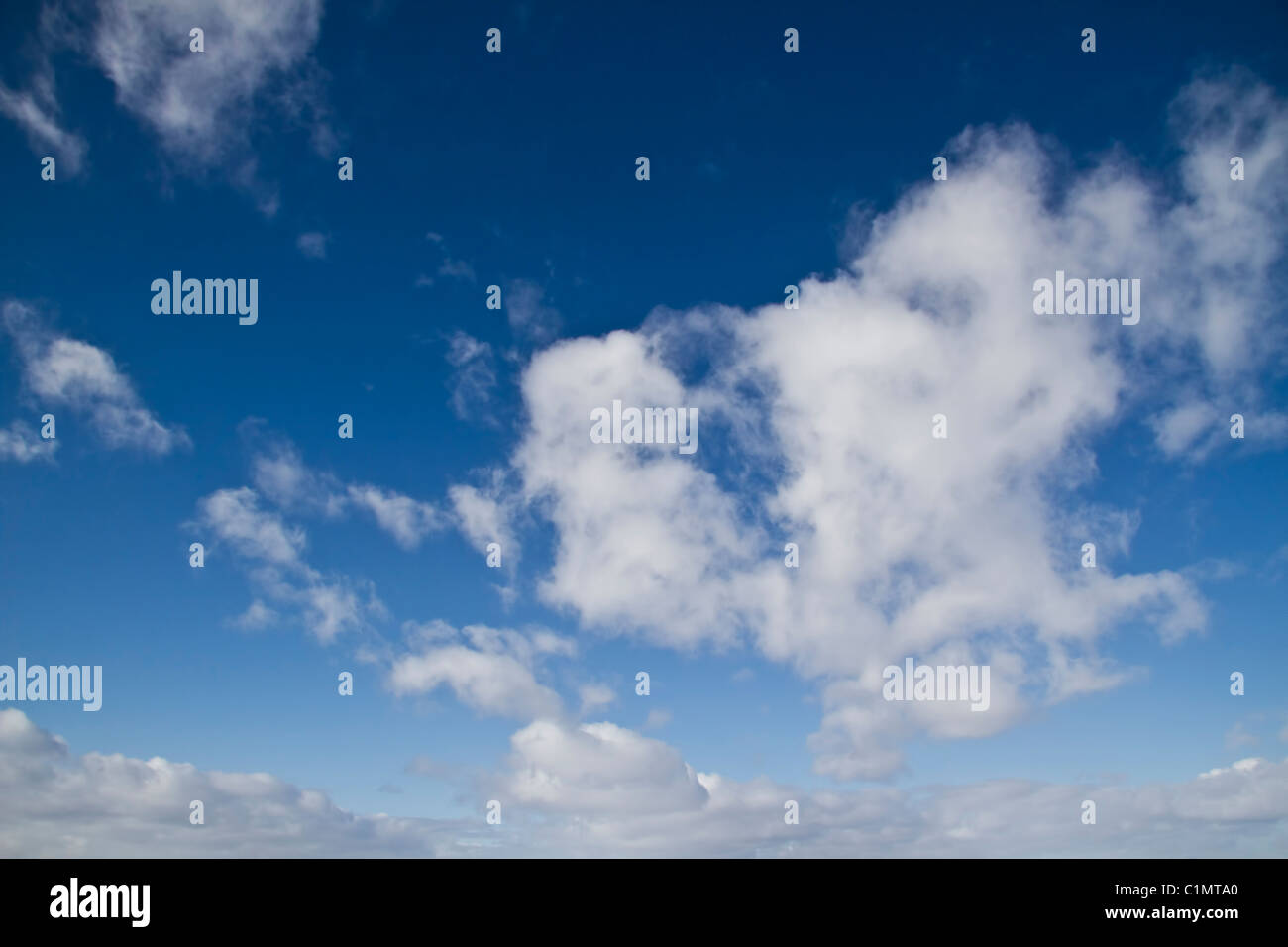 Beau ciel bleu et nuages blancs Banque D'Images