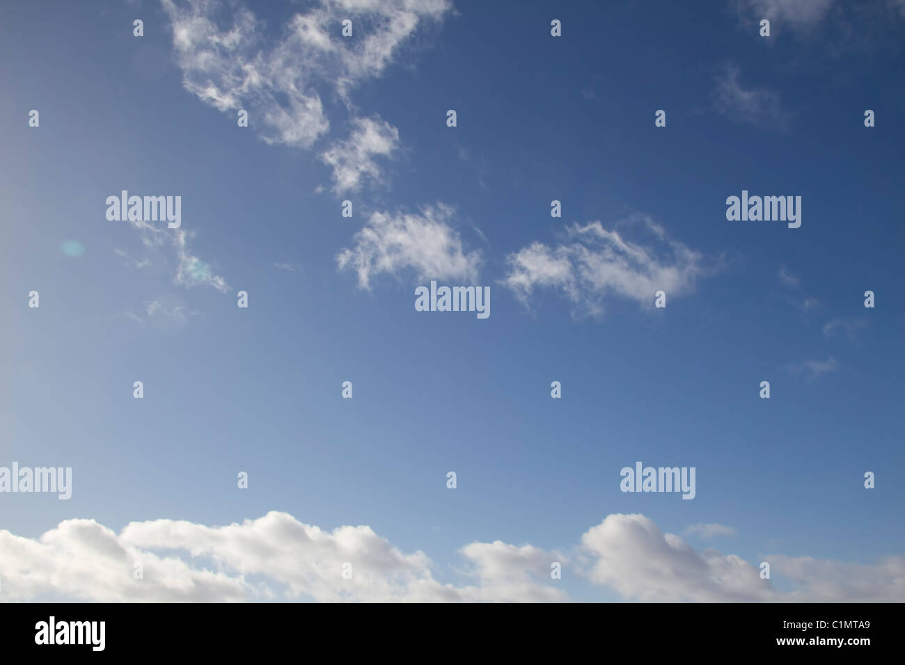 Ciel bleu et nuages blancs Banque D'Images