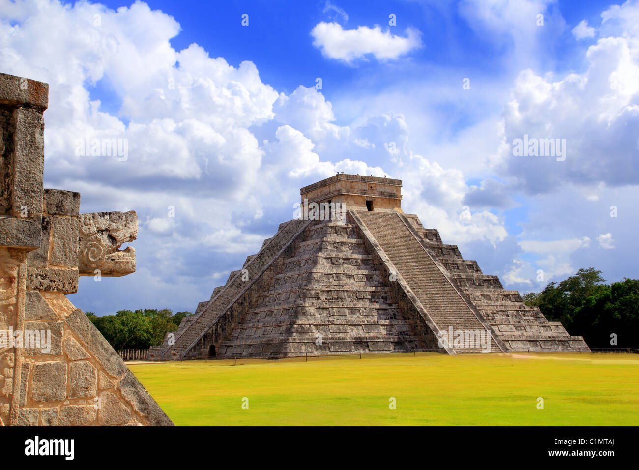 Chichen Itza et snake temple maya Kukulkan pyramid Mexique Yucatan Banque D'Images