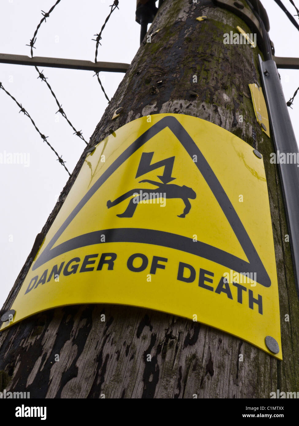 "Danger de mort" panneau d'avertissement sur un poteau télégraphique. Banque D'Images