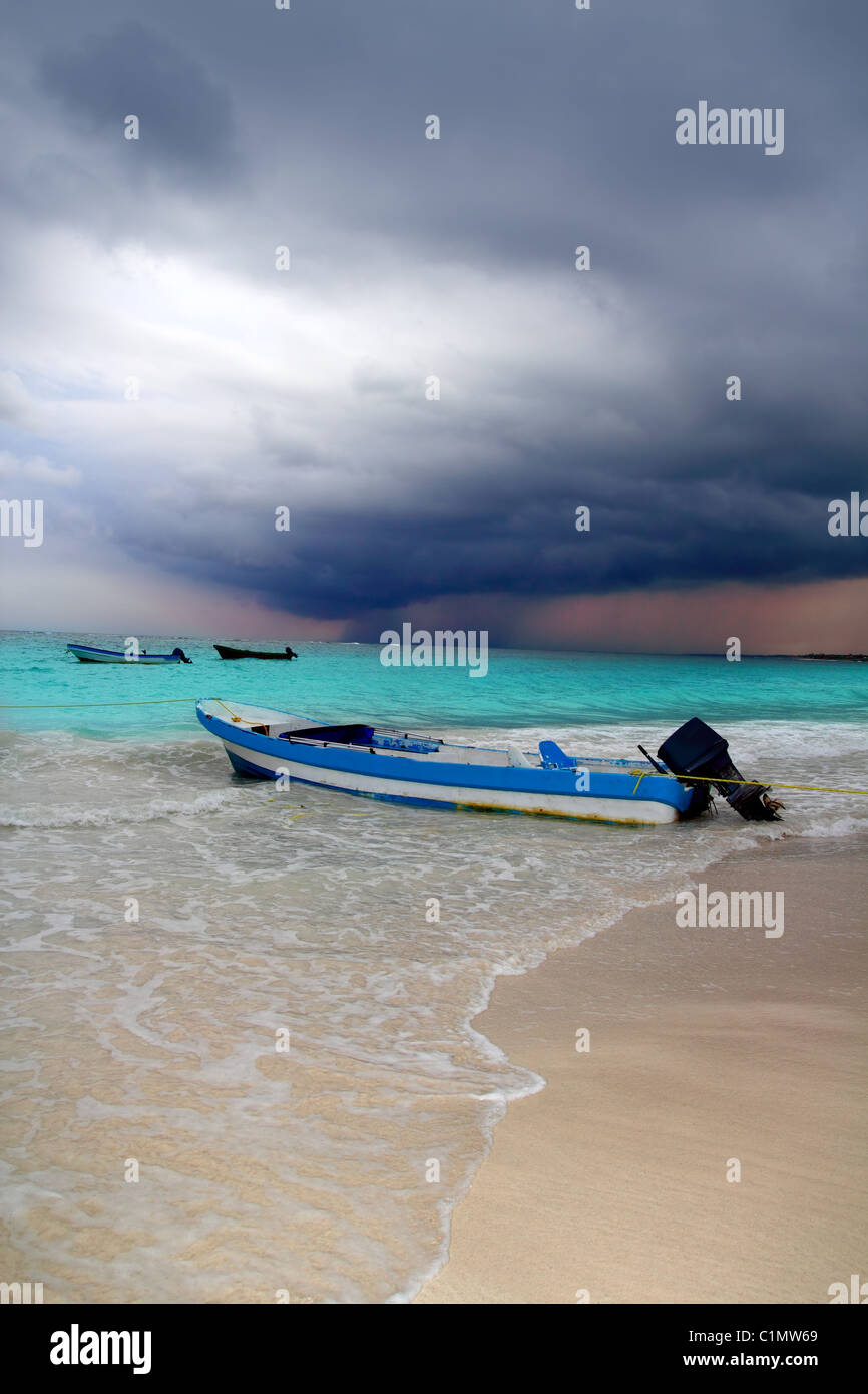 Caraïbes avant la tempête tropicale l'ouragan beach boat scenics spectaculaire Banque D'Images