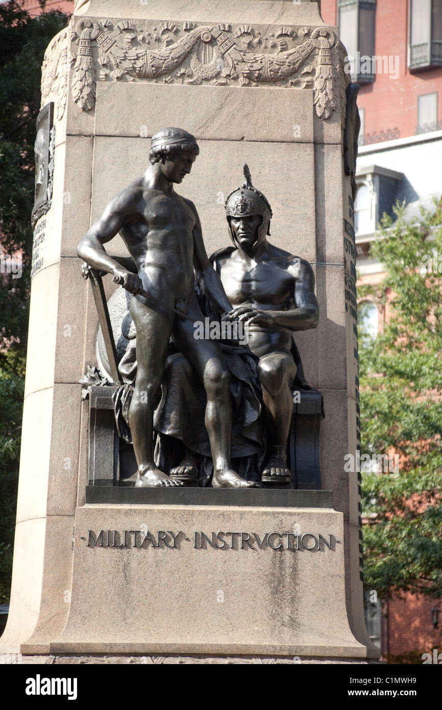 Des statues de bronze à la base du monument au baron Von Steuben et inscription enseignement militaire à Washington DC USA Banque D'Images
