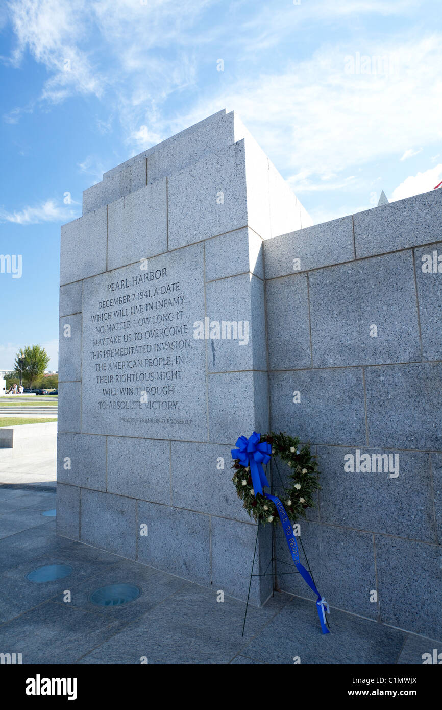Inscription aux militaires morts à Pearl Harbor le World War II Memorial à Washington DC USA avec couronne de fleurs Banque D'Images