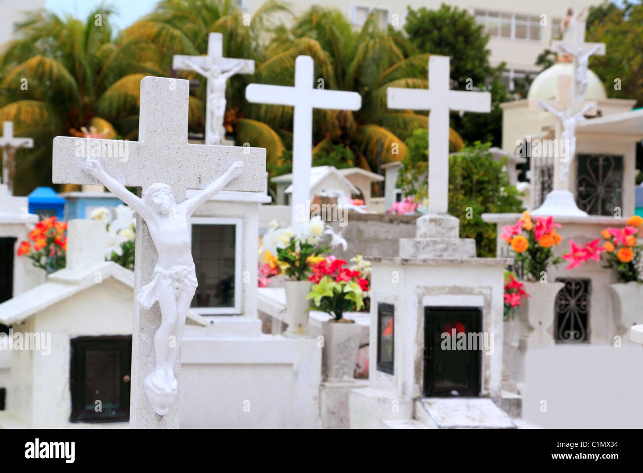 Cimetière des Caraïbes ange catholique saints chiffres Mexique coloré Banque D'Images