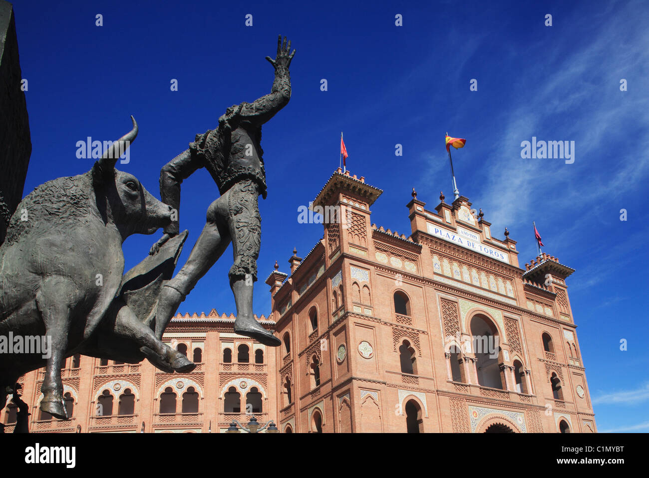 Espagne, Madrid, Las Ventas arena construite en 1929 en style Neo-Mudejar, statue Banque D'Images