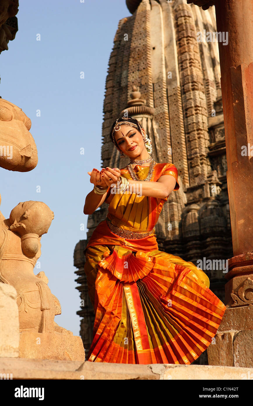 L'Inde, le Madhya Pradesh, Khajuraho, photo call pour une danseuse de bharatanatyam du festival de la danse Banque D'Images