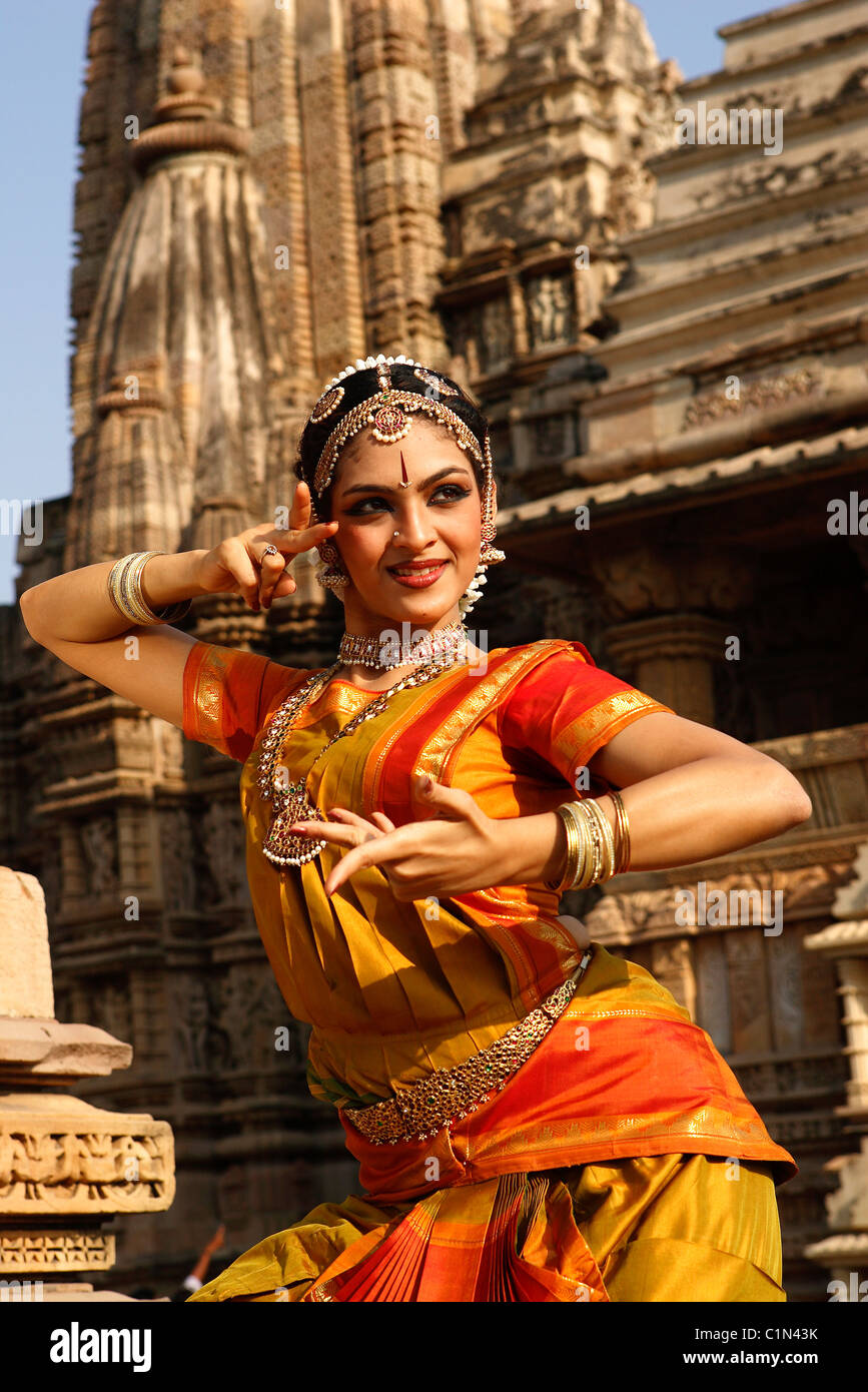 L'Inde, le Madhya Pradesh, Khajuraho, photo call pour une danseuse de bharatanatyam du festival de la danse Banque D'Images