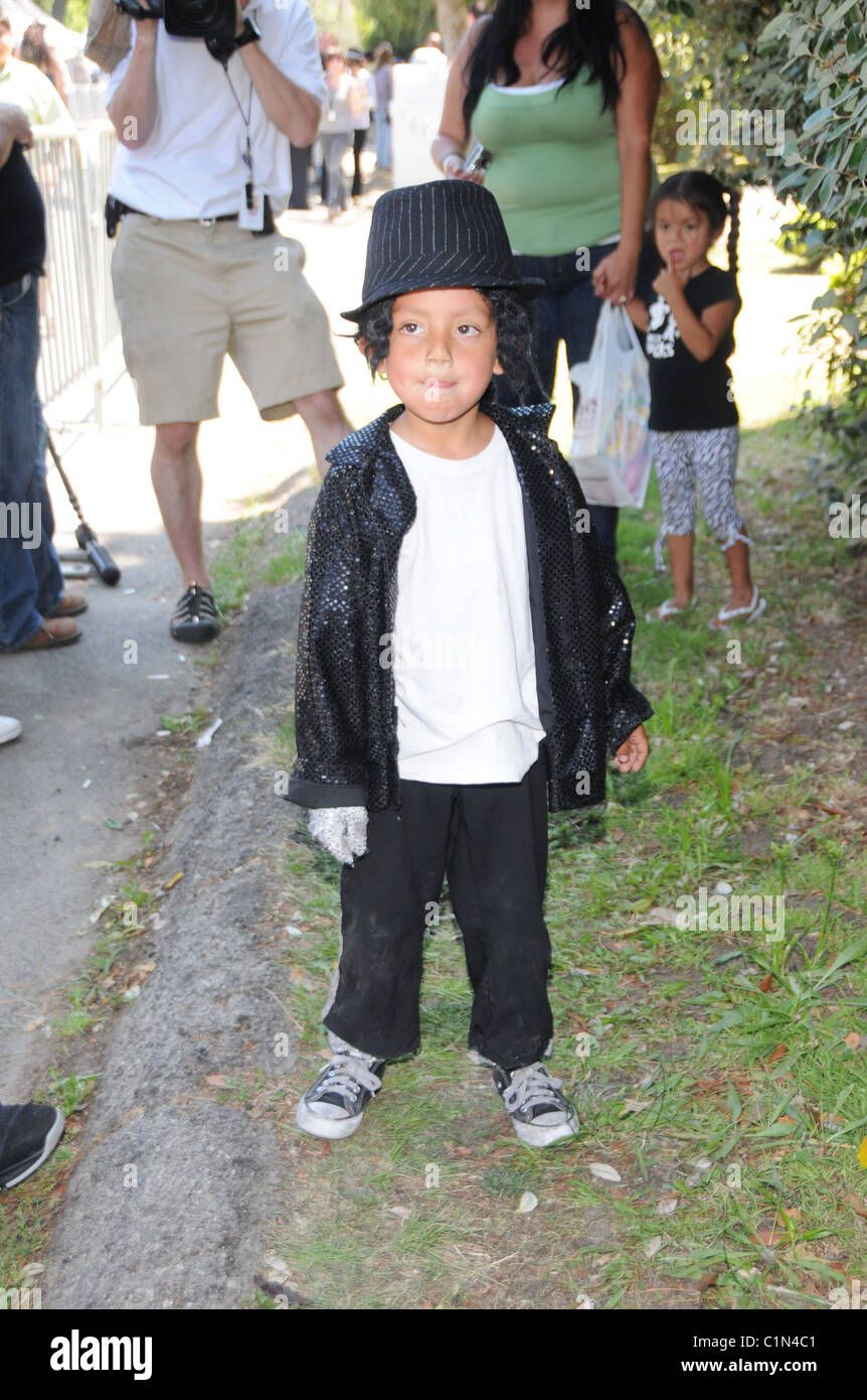 Un jeune fan de Michael Jackson exécute une danse en hommage à son héros à l'extérieur de la maison de Joe Jackson Encino, Californie - 29.06.09 Banque D'Images