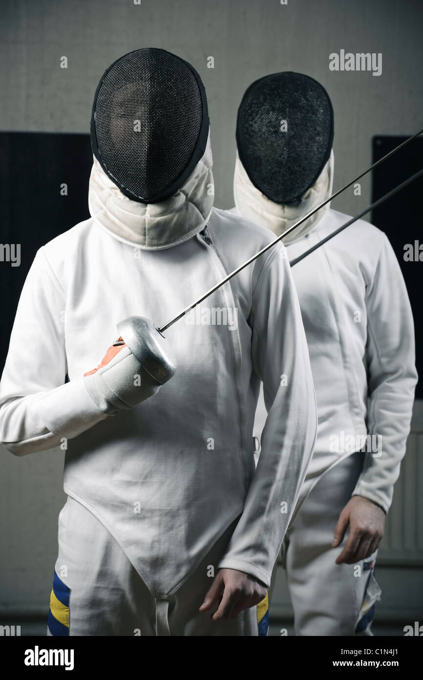 Portrait de deux tireurs holding fencing foils Banque D'Images