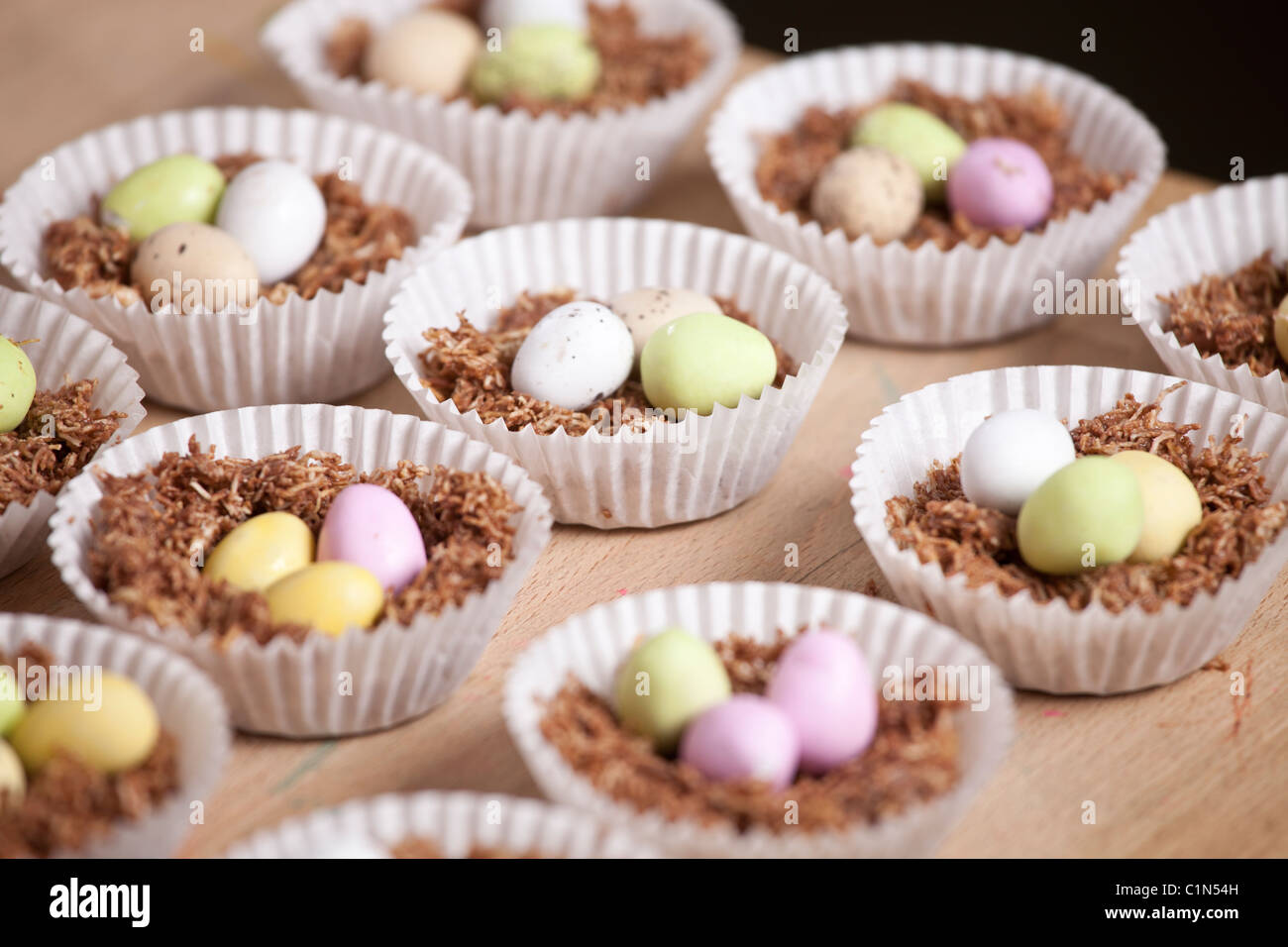Cupcakes nids de Pâques fait avec du blé filamenté, sirop, chocolat et sucre au chocolat enrobés de mini-oeufs. Banque D'Images