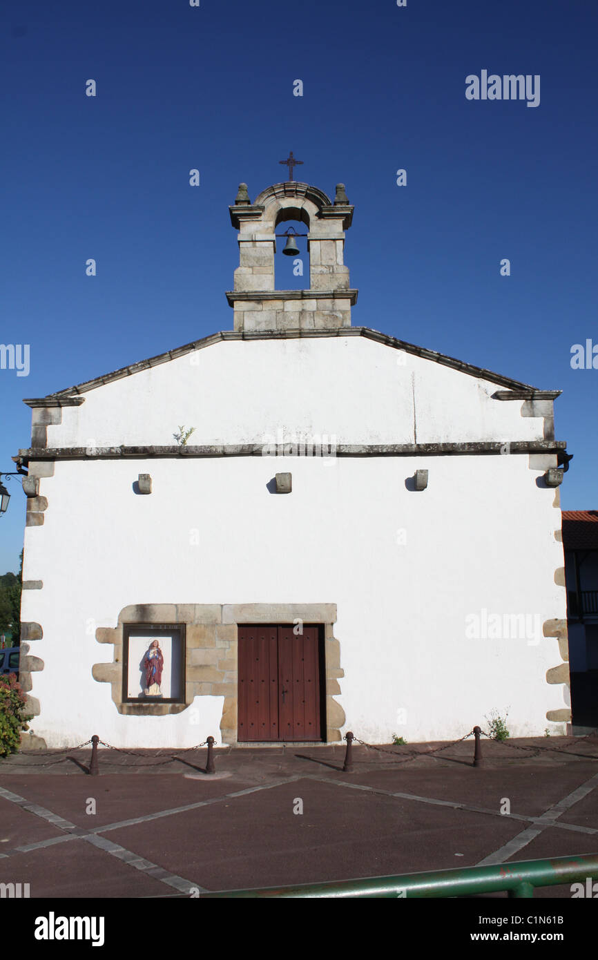 Église blanche avec croix et Bell dans le sud-ouest-France en Europe Banque D'Images