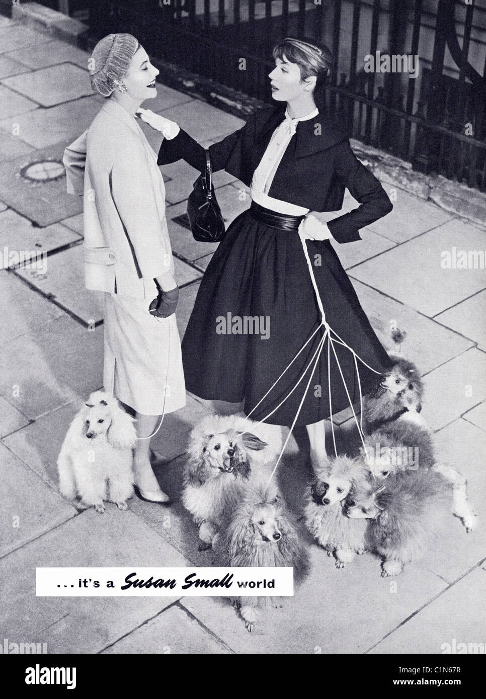 Pleine page original 1950 Annonce dans le magazine de mode pour femmes SUSAN PETIT fashions Banque D'Images