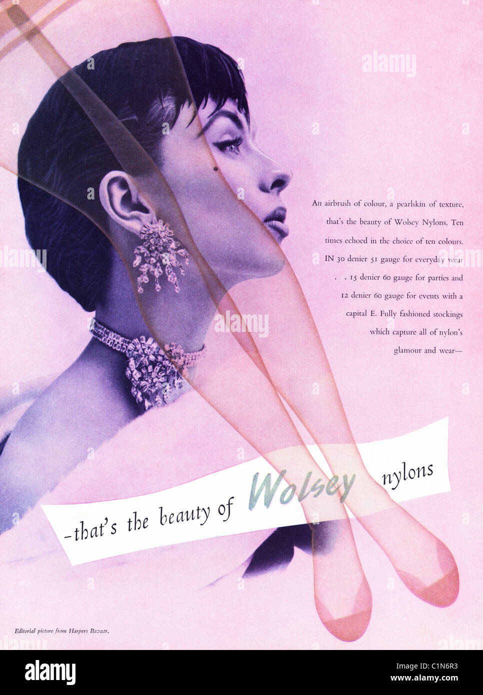 Pleine page original 1950 Annonce de la mode pour femmes magazine pour WOLSEY bas nylon Banque D'Images
