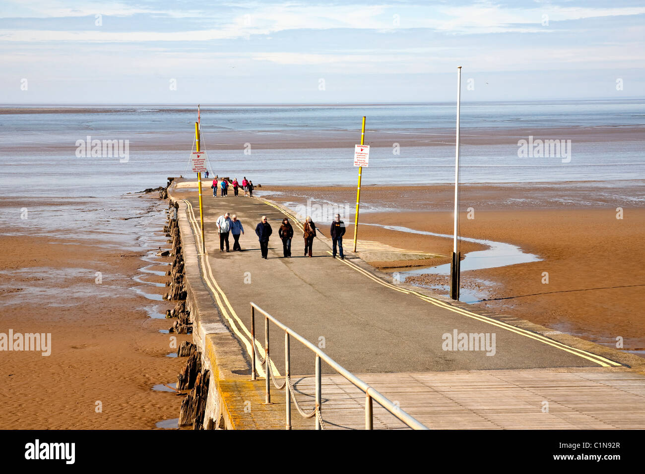Burnham on sea jetty et la rampe de mise à pied avec les gens uk Somerset Banque D'Images