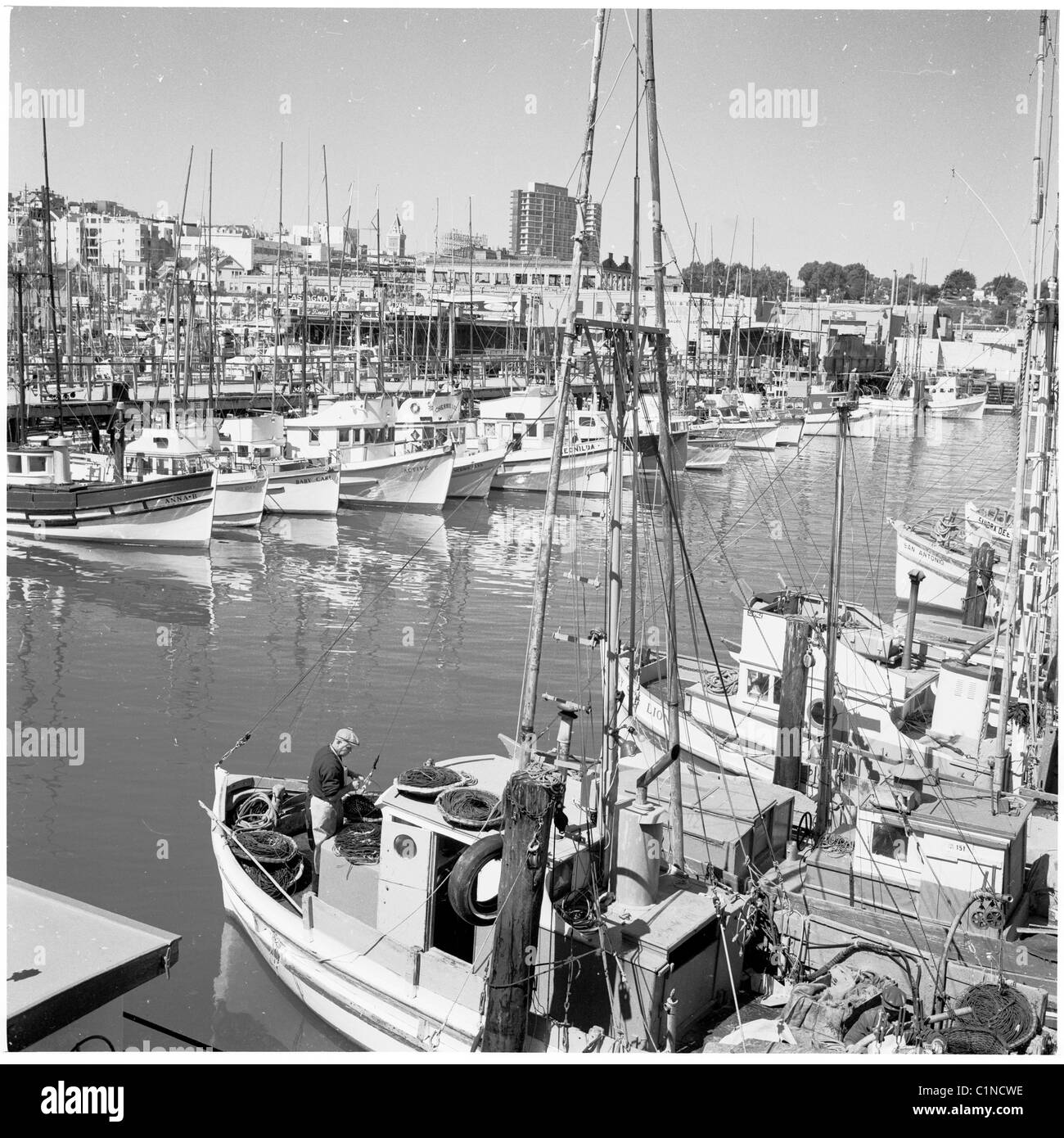 L'Amérique, années 1950. Bordée de bateaux du port. Banque D'Images