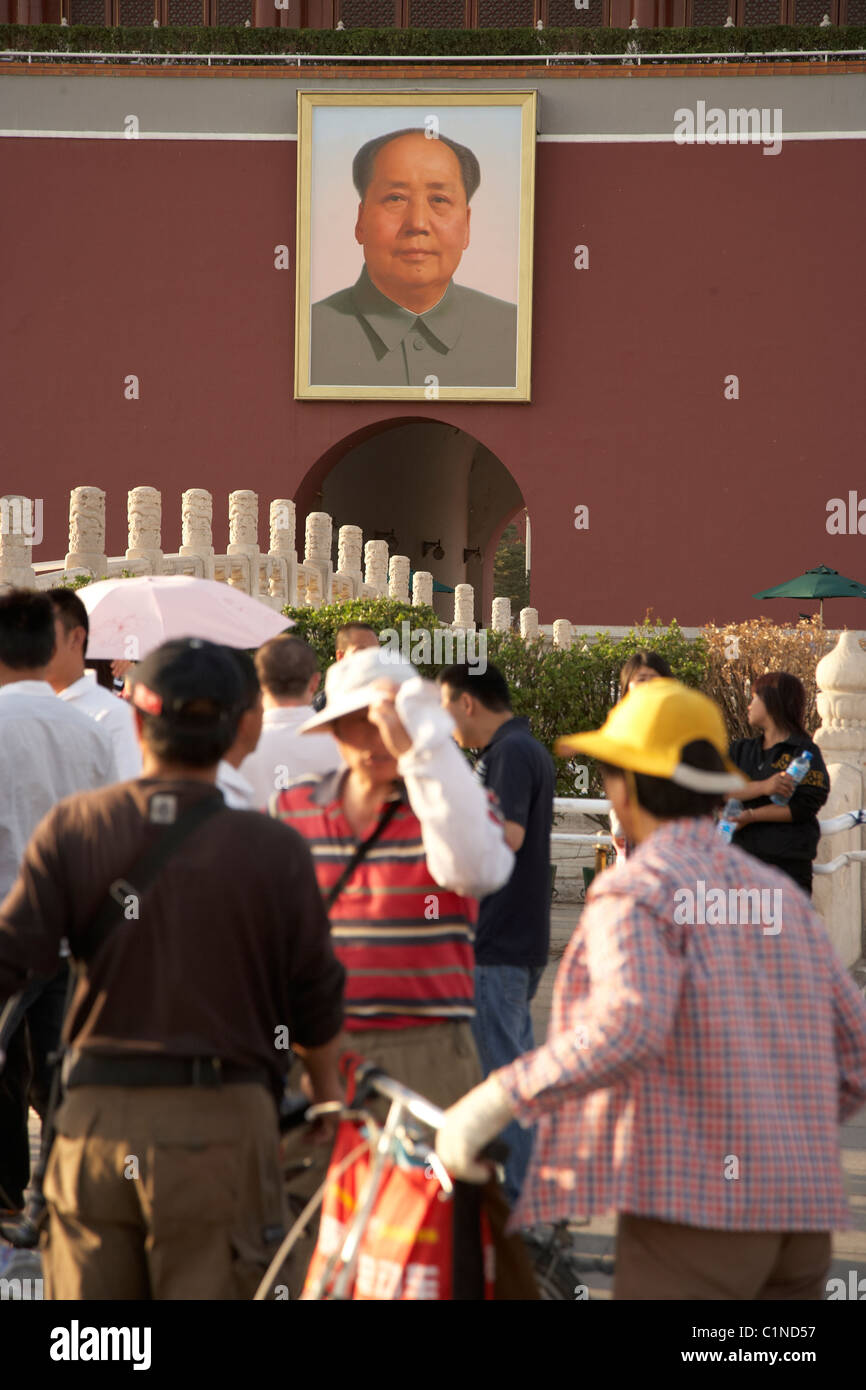 Photo encadrée de Mao Beijing Chine avec une foule de touristes Banque D'Images