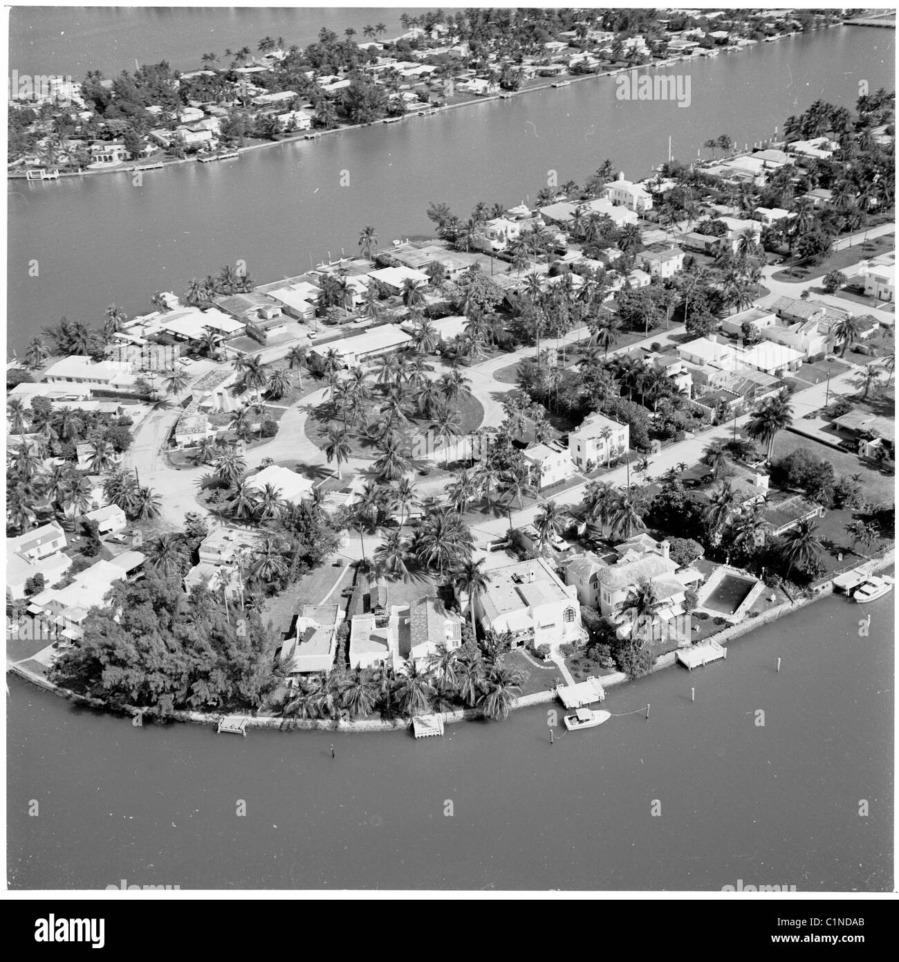 L'Amérique, années 1950. Une photographie par J Allan l'argent comptant. Ariel vue sur les maisons et jardins donnant sur front de mer, Miami, Floride. Banque D'Images