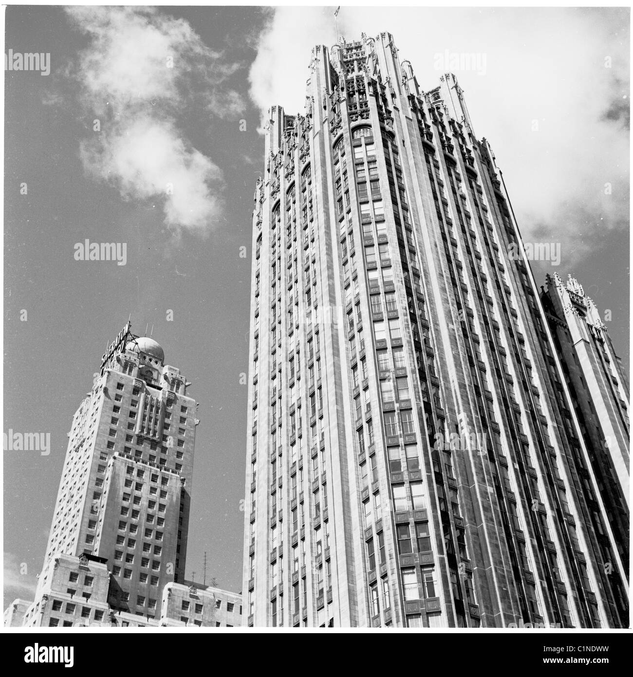 L'Amérique, années 1950. Photographie par J Allan l'argent comptant. Vue sur des tours d'immeubles de bureaux au centre-ville de Chicago. Banque D'Images